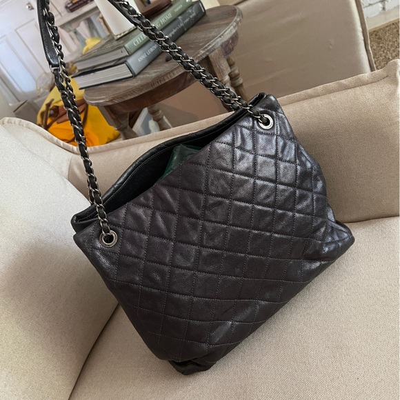 Chanel Chic Shopping Tote in Metallic Grey Caviar with Ruthenium Hardware - Picture 4 of 14